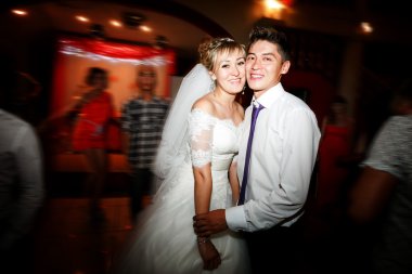 Gelin ve Damat Düğün restoranda sırasında hareket dans pistinde dans.