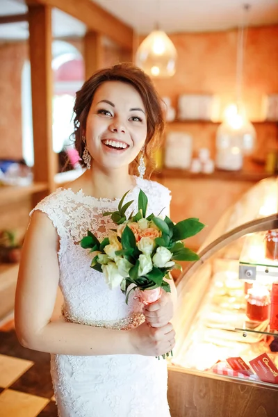 Noiva bonita emocional com buquê de casamento no interior, rosto surpreso alegre, expressão facial . — Fotografia de Stock