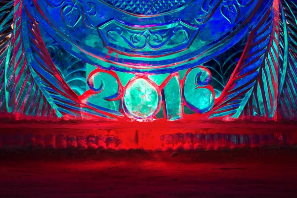 Feliz año nuevo 2016 escrito con letras de hielo, esculturas en el parque hermosa iluminación por la noche, ornamento barroco . — Foto de Stock