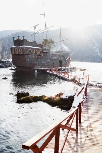 SAYANOGORSK, RÚSSIA, DEZEMBRO 2014 - Barco de entretenimento para viagens turísticas, réplica ao famoso Pérola Negra do filme Piratas do Caribe ancorado na baía no Rio Yenisey, Sibéria do Sul . — Fotografia de Stock