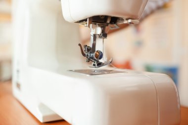 Çalışma bölümü, ayrıntı ve aksesuarları, modern beyaz, perspektif dikiş makinesi iğne.