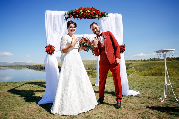 只是已婚积极新娘和新郎在婚礼仪式后显示环. — 图库照片