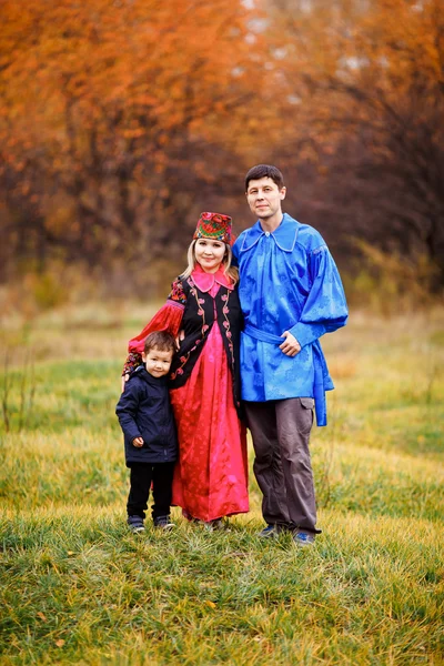 Οικογενειακό πορτρέτο του νεαρή οικογένεια, πατέρας, μητέρα και γιος σε εξωτερικούς χώρους με εθνικές ενδυμασίες. — Φωτογραφία Αρχείου