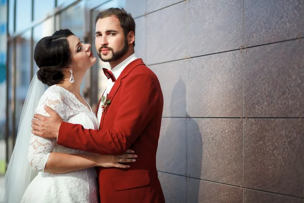 新娘和新郎，浪漫的婚礼夫妇在激情的爆发，附近的建筑物的墙壁. — 图库照片