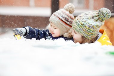 Anne ile çocuk oyun kar kış yürüyüş, olumlu duygular, açık olarak. Kar yağışı, blizzard.