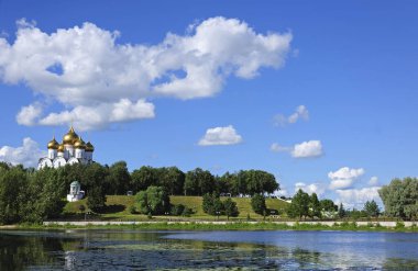 YAROSLAVL, RUSSIA - 09 Temmuz 2020 Kotorosl Nehri Katedrali