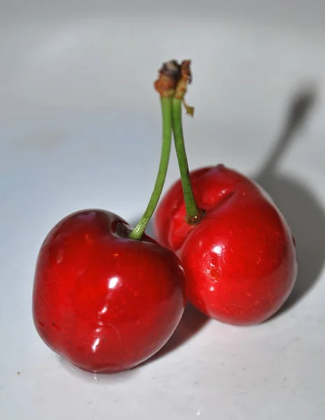 白盘上成熟的红樱桃浆果 — 图库照片