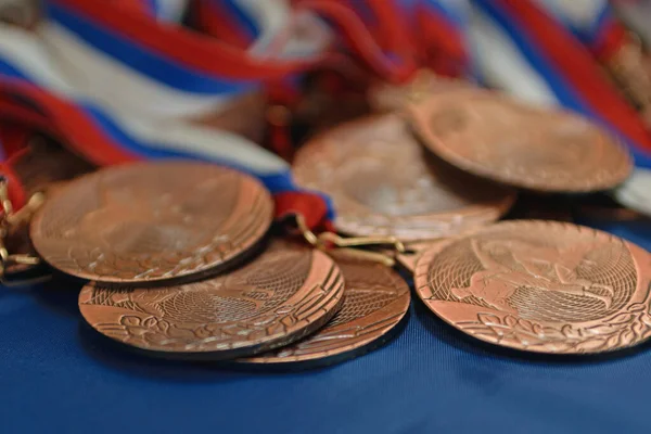 Medalhas Esportivas Bronze Uma Fita Com Uma Bandeira — Fotografia de Stock