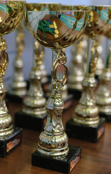 Copas Oro Una Mesa Madera Para Los Ganadores — Foto de Stock