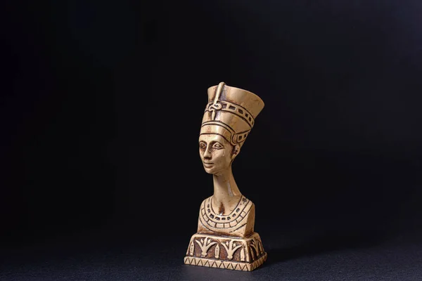 Mısır Kraliçesi Nefertiti 'nin seramik heykeli.