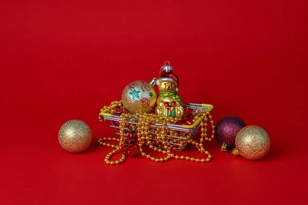 Décorations Arbre Noël Dans Panier Sur Fond Rouge — Photo