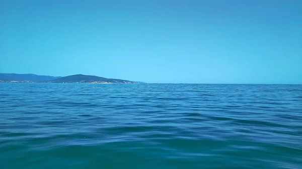 Sonsuz mavi gökyüzü ve mavi deniz manzarası