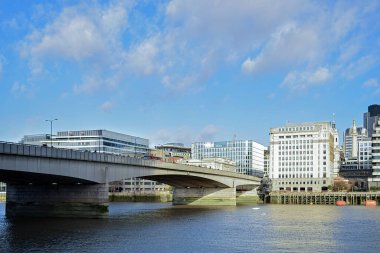 Londra, İngiltere - 8 Aralık 2018, Londra ve Southwark arasındaki Londra Köprüsü, Londra şehir merkezi