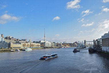 Londra, İngiltere - 8 Aralık 2018, Londra Köprüsü 'nden Thames Nehri manzarası