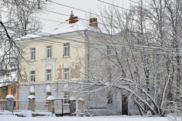 RUSSIA, YAROSLAVL - 4 Ocak 2019. Şehir merkezinde taştan eski bir ev, kış sabahı.