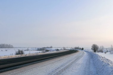 Karlı kış tarlalarında yol