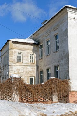 Yaroslavl, Rusya - 10 Şubat 2019, Volga nehri kıyısındaki taştan evler