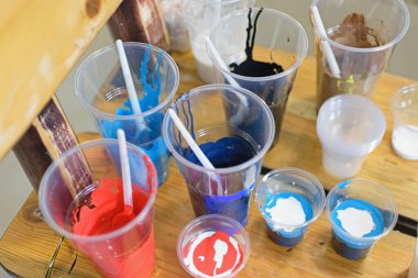 Çocuk yüzü ressamı için çok renkli gözlüklü sıvı boyalar.