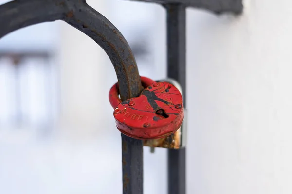 Çardağın korkuluklarında kırmızı demir kalp şeklinde kilit