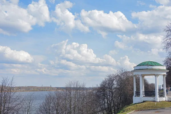 ロシアヤロスラヴル 2021年4月23日春にヴォルガ川堤防上のRotundaガゼボ — ストック写真