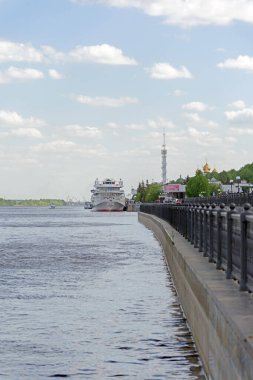 Yaroslavl, Rusya - 23 Mayıs 2021, Yaroslavl şehrinin seddindeki nehir limanında bir gemi