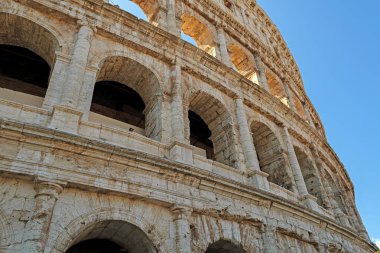 Roma, İtalya - 14 Ağustos 2019. Kolezyum, Flavian amfi tiyatrosu, yaz günü..