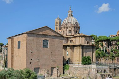 Roma, İtalya - 14 Ağustos 2019. Largo Romolo ve Remo harabeleri ve Curia Julia bir yaz günü Roma 'da