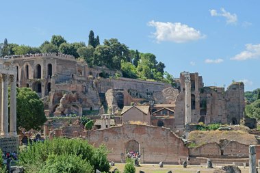 Roma, İtalya - 14 Ağustos 2019. Roma 'da bir yaz gününde Sezar' ın harabeleri