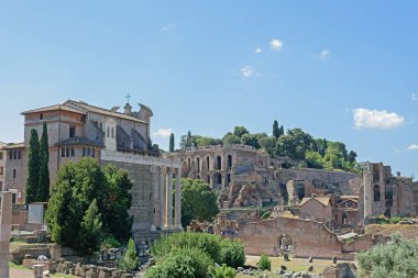 Roma, İtalya - 14 Ağustos 2019. Roma 'da bir yaz gününde Sezar' ın harabeleri