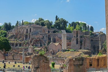 Roma, İtalya - 14 Ağustos 2019. Roma 'da bir yaz gününde Sezar' ın harabeleri