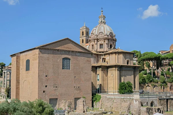 Roma, İtalya - 14 Ağustos 2019. Largo Romolo ve Remo harabeleri ve Curia Julia bir yaz günü Roma 'da