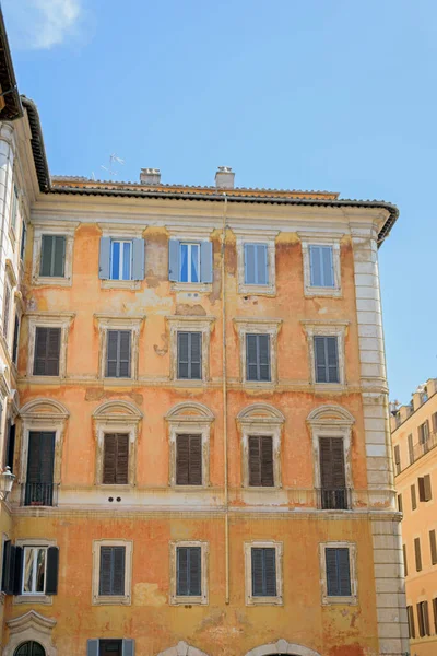 ローマ イタリア 2019年8月14日 ローマの古い石の黄色の建物のファサード — ストック写真