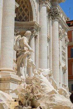 Roma, İtalya - 14 Ağustos 2019. Roma 'da Fontana di Trevi' nin cephesi ve kasesi