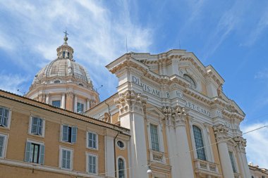 Roma, İtalya - 14 Ağustos 2019. Roma 'nın dar sokaklarındaki eski evlerin ve kiliselerin cepheleri bir yaz günü
