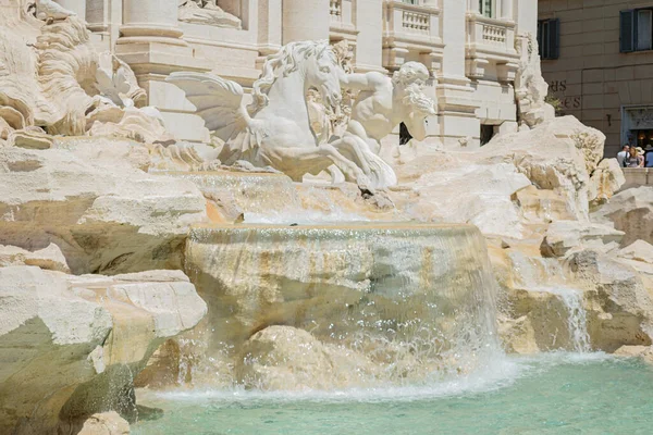 Roma, İtalya - 14 Ağustos 2019. Roma 'da Fontana di Trevi' nin cephesi ve kasesi
