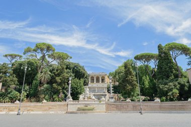 Roma, İtalya - 14 Ağustos 2019. Roma 'da bir yaz günü Piazza del Popolo' nun doğu yakasındaki della Dea di Roma çeşmesinin manzarası
