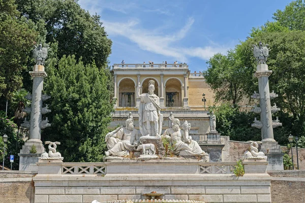Roma, İtalya - 14 Ağustos 2019. Roma 'da bir yaz günü Piazza del Popolo' daki Fontana della di Roma çeşmesinin manzarası