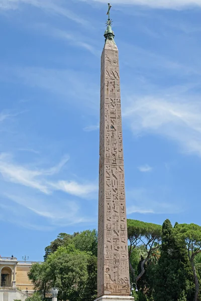 Roma, İtalya - 14 Ağustos 2019. Roma 'da bir yaz gününde Piazza del Popolo' da Flaminio 'lu Obelisk
