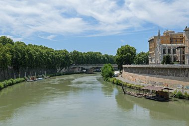 Roma, İtalya - 14 Ağustos 2019. Roma 'da bir yaz günü toprak seti ve Tiber nehri manzarası