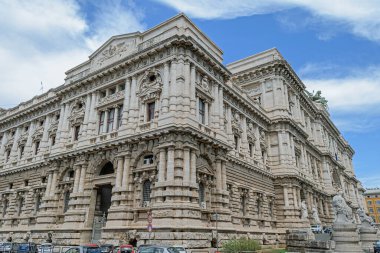 Roma, İtalya - 14 Ağustos 2019. Roma Meydanı 'ndaki Corte di Cassazione binası yaz günü