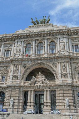 Roma, İtalya - 14 Ağustos 2019. Roma Meydanı 'ndaki Corte di Cassazione binası yaz günü