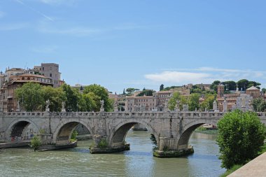 Roma, İtalya - 14 Ağustos 2019. Roma 'da bir yaz günü Pont Saint Angel - Eliev Köprüsü
