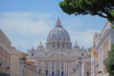 Roma, İtalya - 14 Ağustos 2019. Aziz Peter Bazilikası Vatikan 'daki Aziz Peter Meydanı' nda.