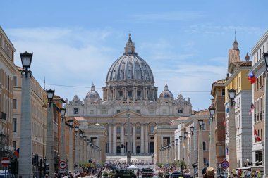 Roma, İtalya - 14 Ağustos 2019. Aziz Peter Bazilikası Vatikan 'daki Aziz Peter Meydanı' nda.