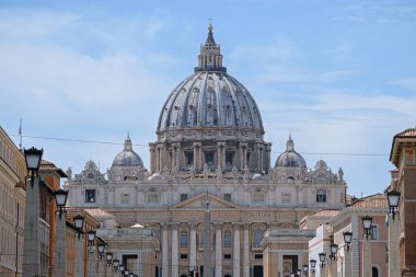 Roma, İtalya - 14 Ağustos 2019. Aziz Peter Bazilikası Vatikan 'daki Aziz Peter Meydanı' nda.