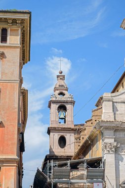 Roma, İtalya - 14 Ağustos 2019. Vatikan, Roma Traspontina 'daki Santa Maria Kilisesi' nin çan kulesi.