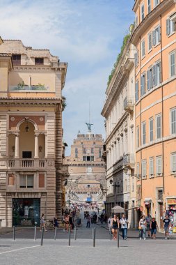 Roma, İtalya - 14 Ağustos 2019. Roma 'da bir yaz günü Sant' Angelo Kalesi 'nin karşıdan karşıya manzarası
