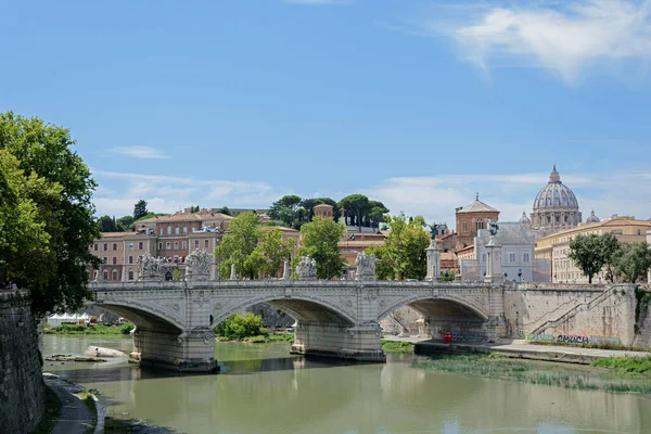 意大利罗马 2019年8月14日 夏天在罗马的台伯河堤和维克多 伊曼纽尔二世桥的景观 — 图库照片