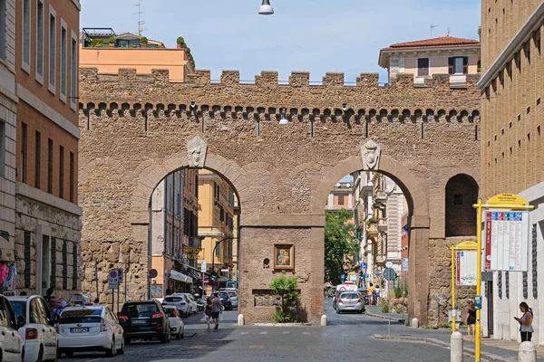 ローマ イタリア 2019年8月14日 ローマの夏の日にポルタ カステッロ通りのレオニーネの壁にマドンナの画像 — ストック写真