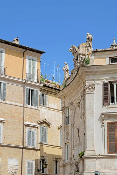 Roma Italia Agosto 2019 Fachadas Casas Antiguas Las Estrechas Calles —  Fotos de Stock